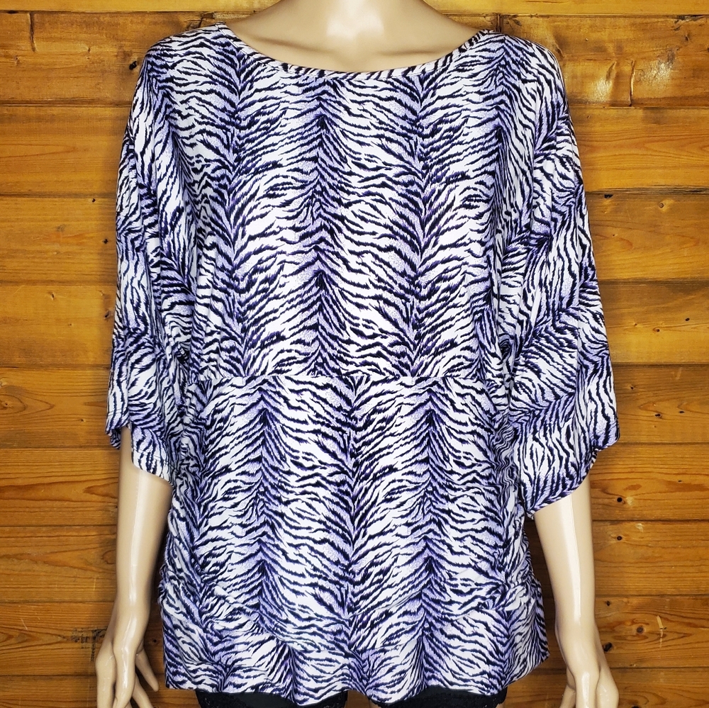 ❤️ Beautiful top Black, White & Purple haft sleeve stretch U-neck tiger Size L